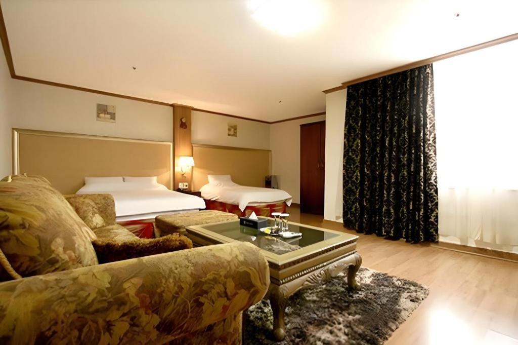 Hotel Olympic Changwon Esterno foto